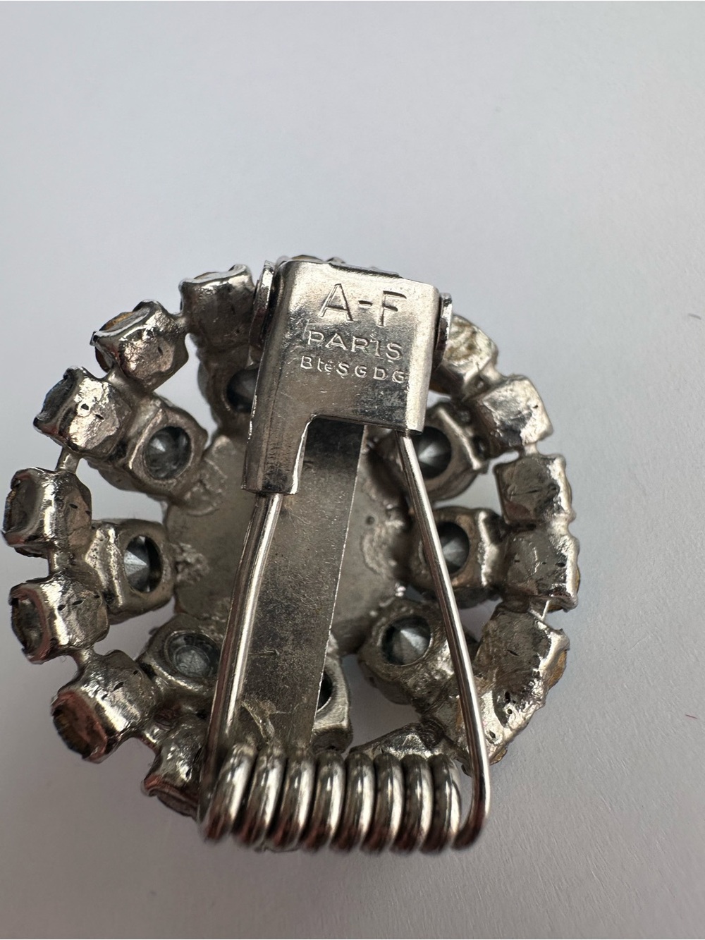 A-F Paris Btè SGDG Vintage from 1930’s Glass and rinestones Brooch/Fur clip - Picture 6 of 14